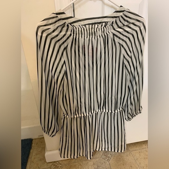 Love Fire Sheer Tunic Blouse Sz Small NWT - Picture 3 of 5